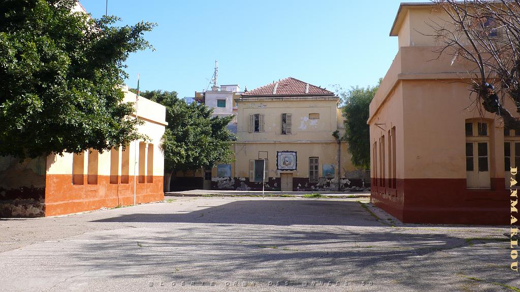 ORAN MARS 2012 92 ecole Pasteur filles au fond batiment de la maternelle  donnant sur la cour.JPG